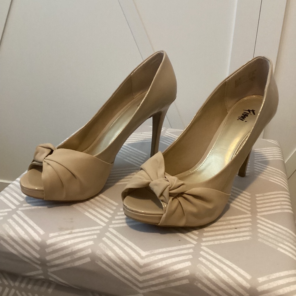 High heel beige shoes with peek a boo toe